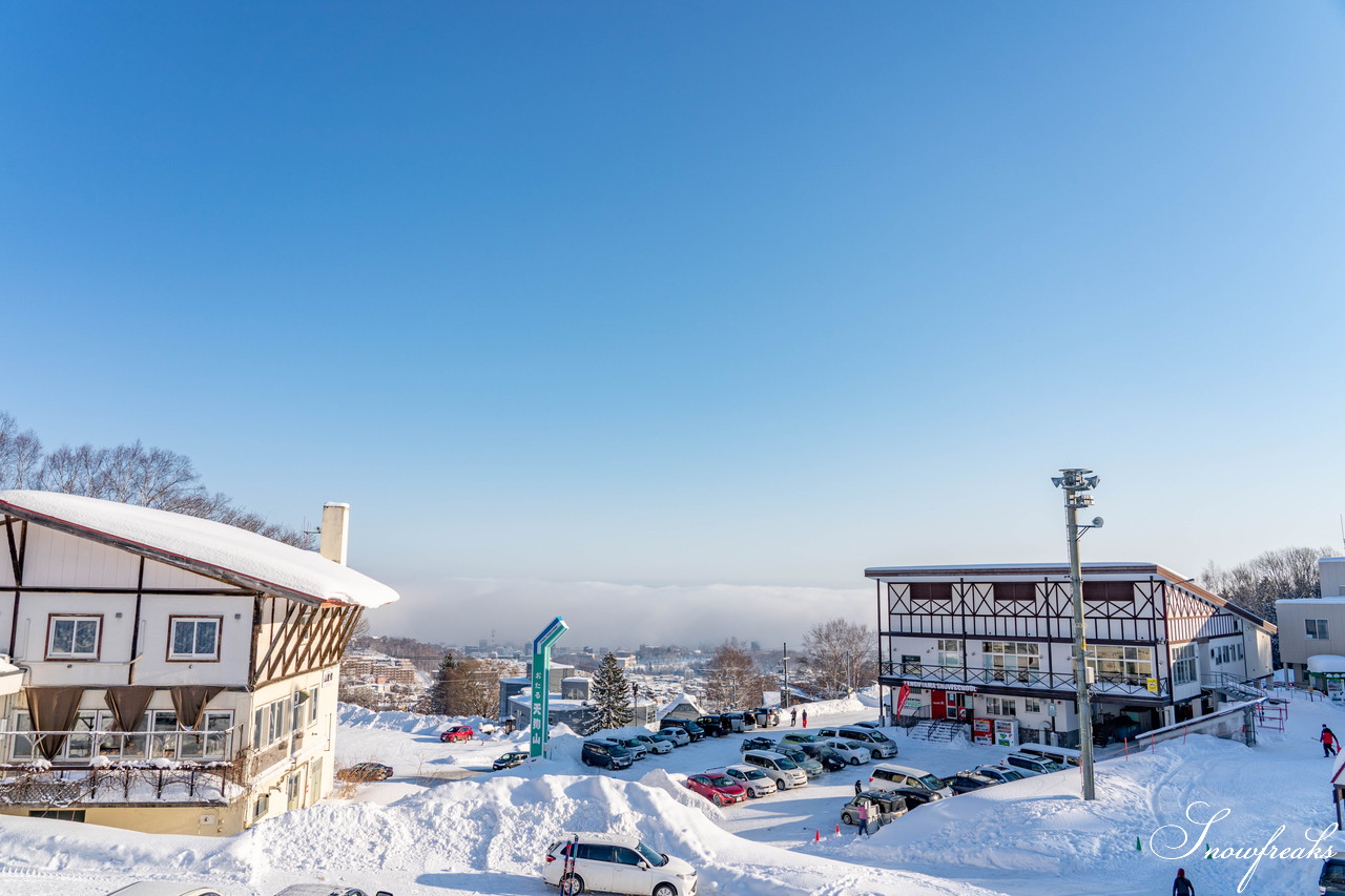 小樽天狗山スキー場　大雲海発生！息を吞む絶景とドライパウダー。北海道の雪山の魅力が詰まったローカルゲレンデを滑る！